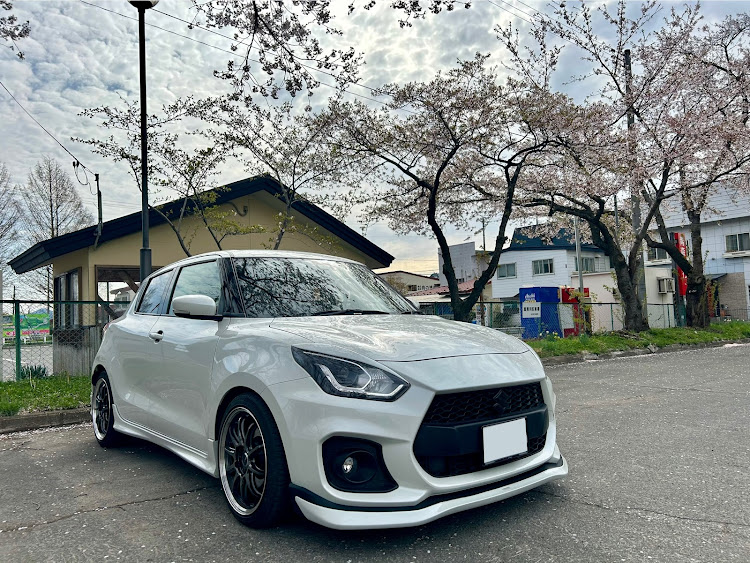 スイフトスポーツの桜が散る前に・桜が散ってる・サクラと愛車に関するカスタム事例の投稿画像1枚目