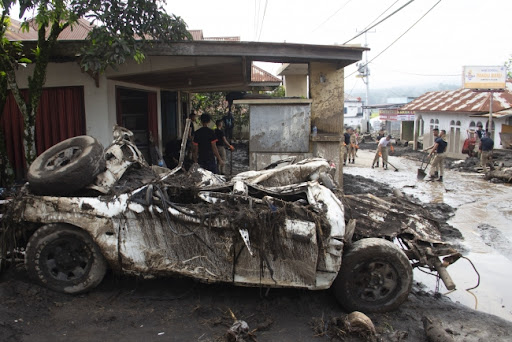 Erupcija vulkana i poplave u Indoneziji, poginulo najmanje 50 osoba