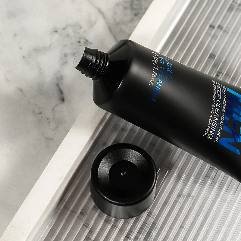 Nettoyant Facial Exfoliant Homme 50g. Exfolie et nettoie en profondeur. Élimine les impuretés pour une peau fraîche et revitalisée. Pour un teint éclatant.