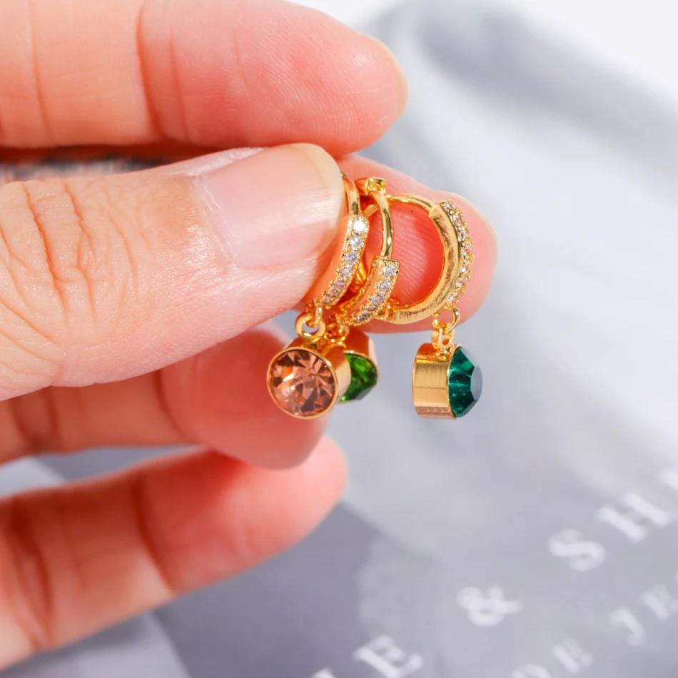 Boucles d'oreilles en zirconium de décembre pour femmes. Élégance et éclat au quotidien. Un cadeau idéal. Sublimez votre look avec ces bijoux.