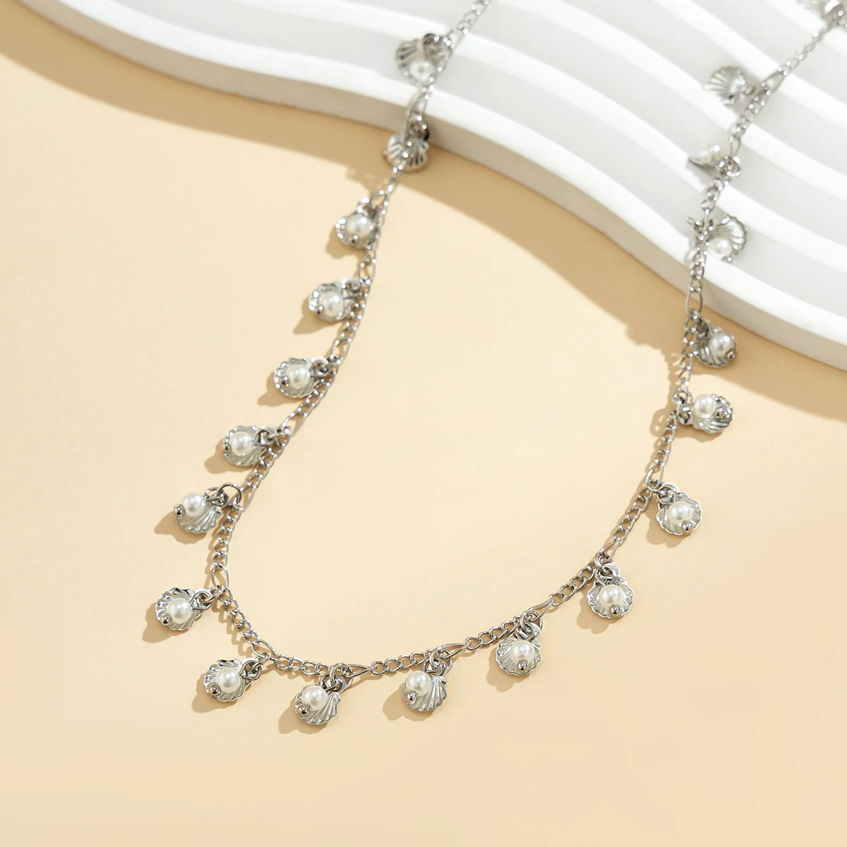 Title 10, Strand-Taille-Kette mit Muscheln und Perlen. Ei...