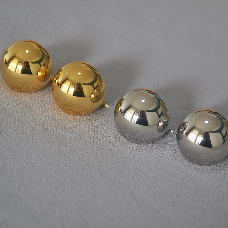 Vintage dames oorbellen met holle ronde bal, een opvallend accessoire dat je stijl versterkt en je outfit een unieke uitstraling geeft.