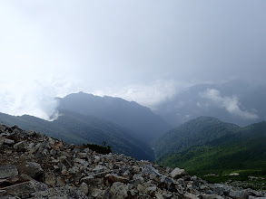 左に白沢天狗尾根（ピークは白沢天狗山）