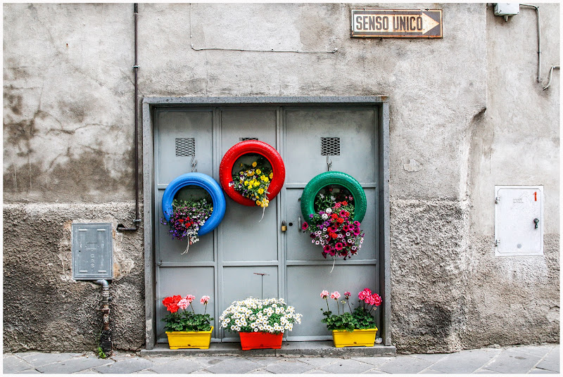 Le stradine ornate di fiori di E l i s a E n n E