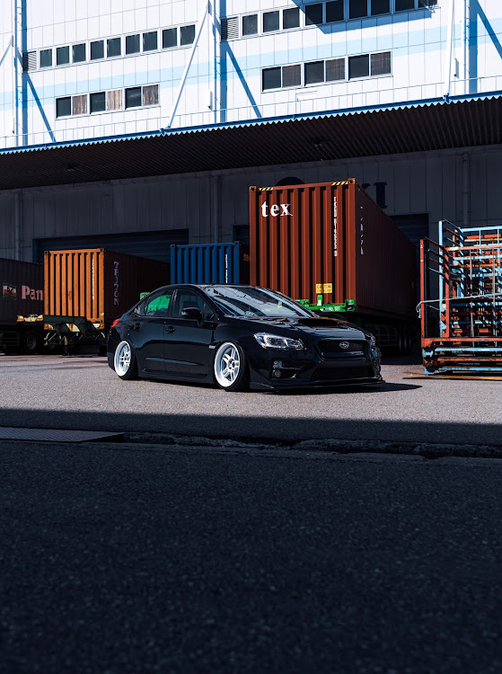 WRX STIのシンプルクリーン・ウイングレス・素ガラス・白ホイ・埠頭に関するカスタム事例の投稿画像1枚目
