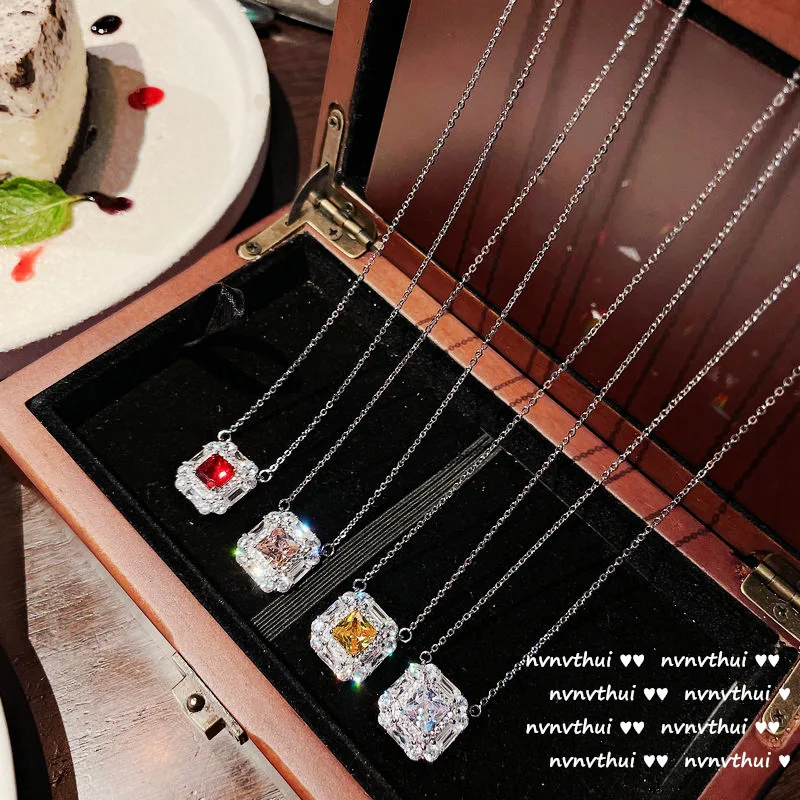 Collier géométrique rubis grenade brillant, pour un style audacieux et élégant. Un design unique et sophistiqué qui sublime votre look.