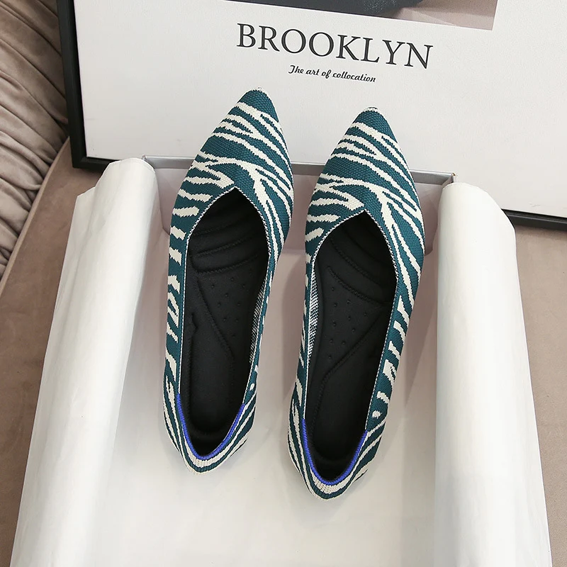 Chaussures plates confortables et de grande taille avec un contraste de couleurs subtil. Idéales pour un style décontracté et un confort optimal.