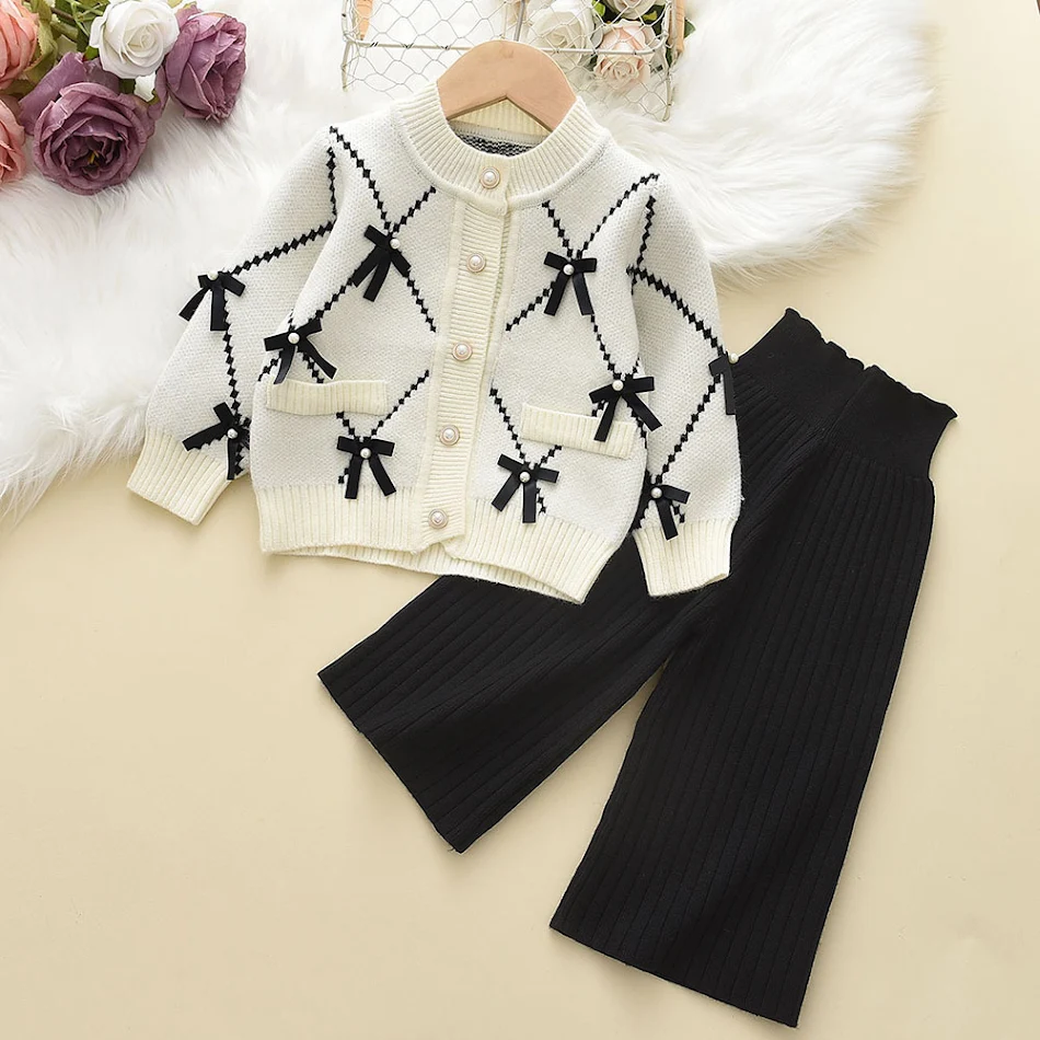 Ensemble deux pièces fille, cardigan en tricot de laine avec nœud et pantalon large. Confortable et élégant pour toutes les occasions.
