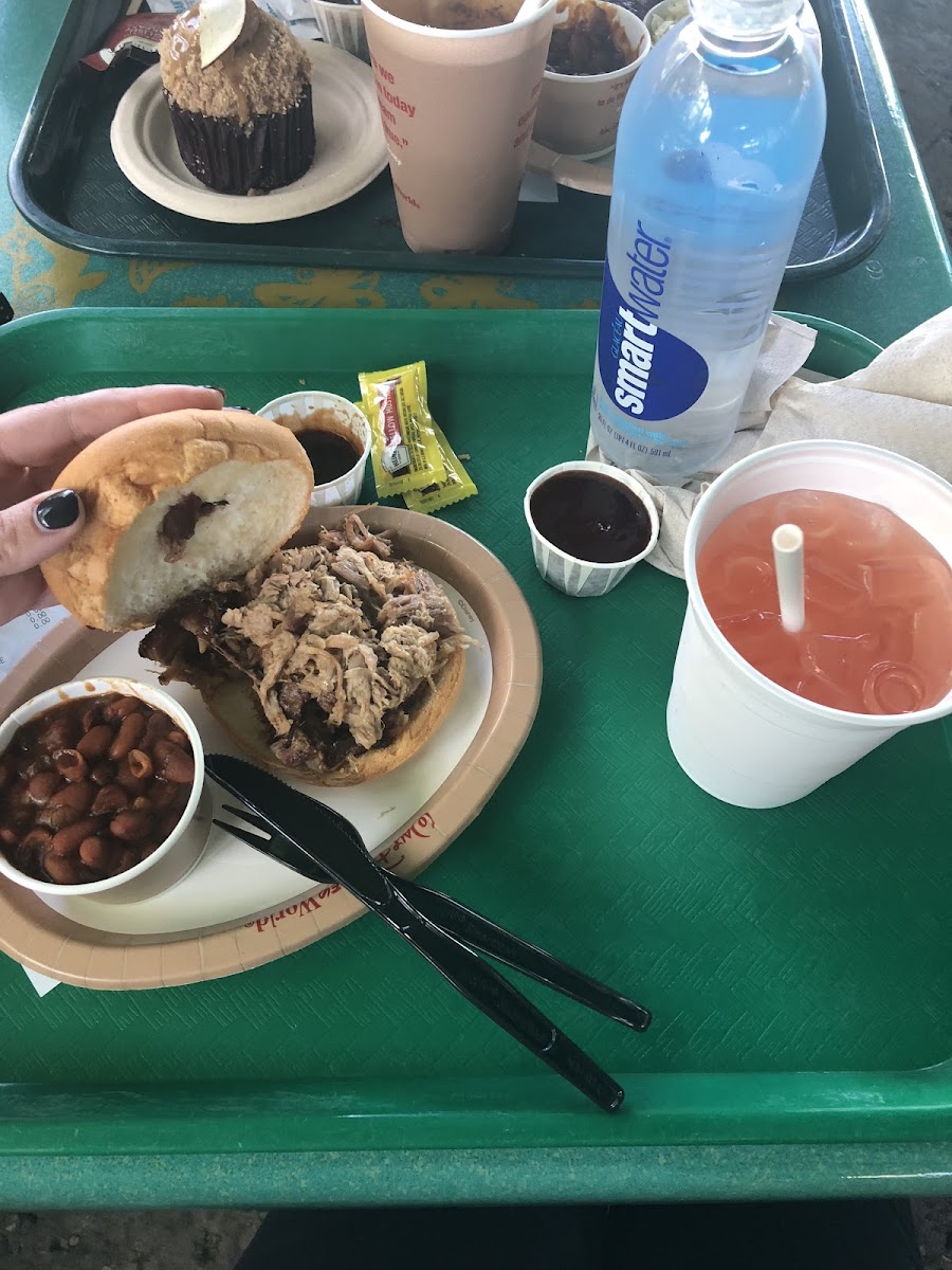 Pulled pork sandwich & gf bun, baked beans, & the yummy mandarin orange lemonade. 😍