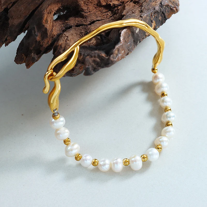 Licht luxe barok titanium stalen armband met natuurlijke zoetwaterparels. Een sieraad dat je persoonlijkheid benadrukt en je stijl verfraait.