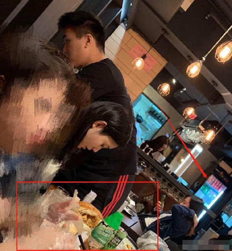 Trước đó, có fan đã chụp được cảnh cả hai hẹn hò xem phim cùng nhau.