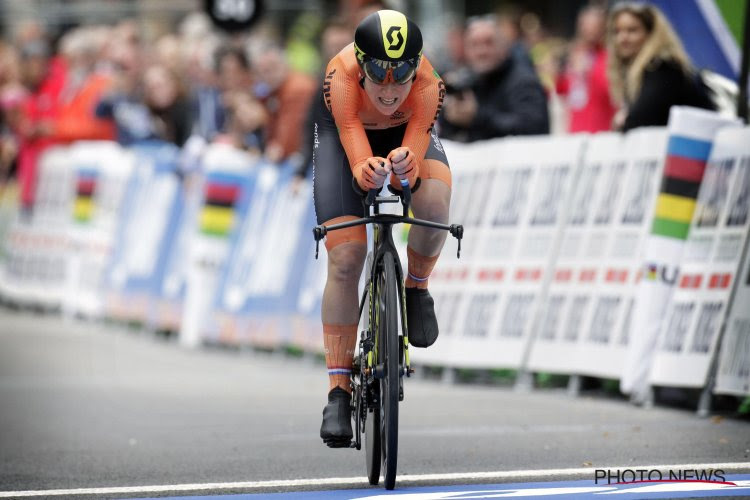 Van Vleuten blijft landgenote voor en pakt goud bij de vrouwen, Duyck niet in de top 10