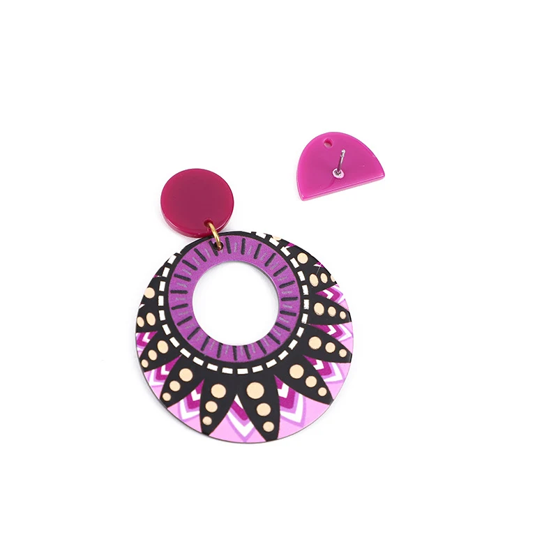 Boucles d'oreilles géométriques ethniques en acrylique à pois ronds. Style unique et tendance pour femmes. Accessoire parfait pour sublimer votre look.