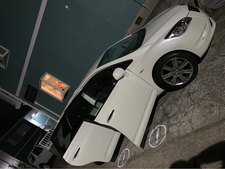 マークXジオのカーテシランプ交換・マークX・マークxジオ・目立ちがり屋に関するカスタム事例の投稿画像1枚目