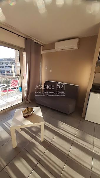 Location meublée appartement 1 pièce 26 m² à Cannes la bocca (06150), 670 €