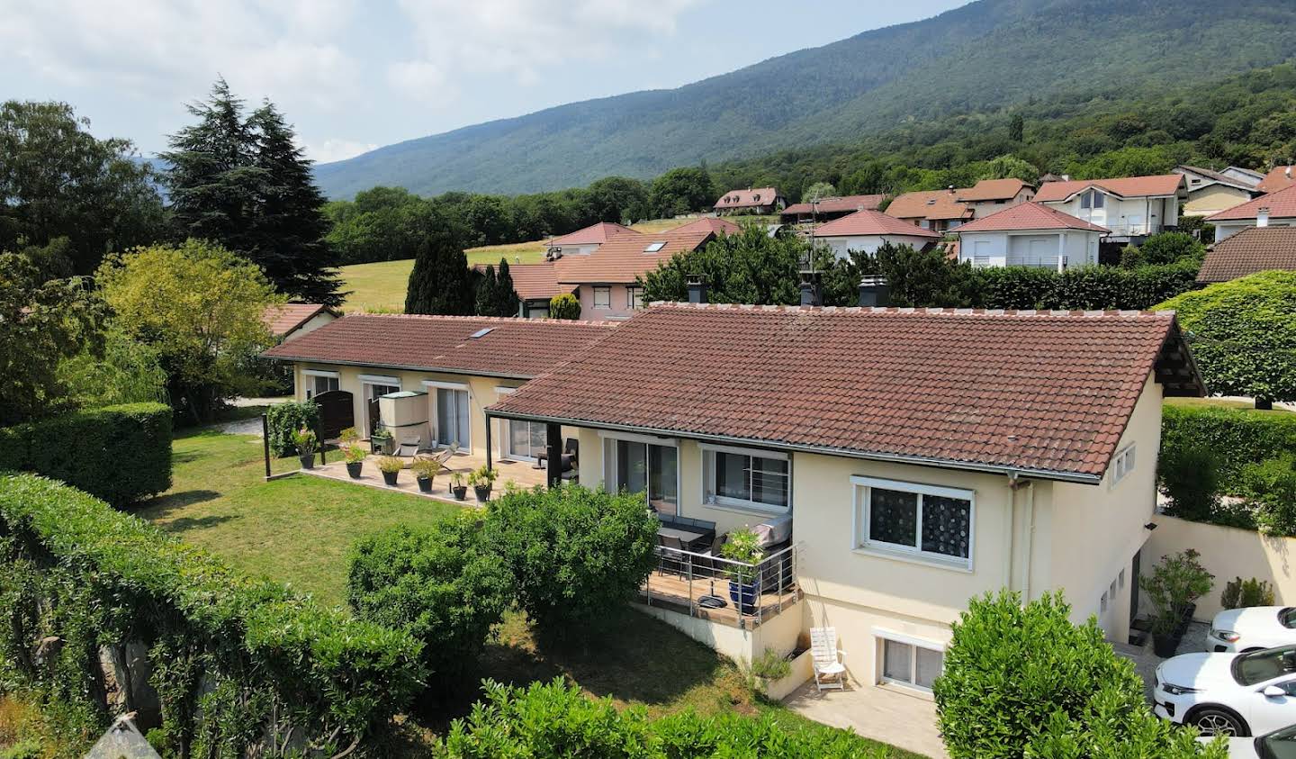 House with terrace Saint-Jean-de-Gonville