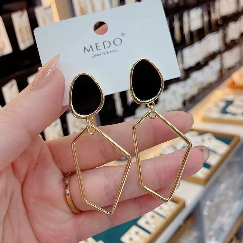 Nove metalne, geometrijske minđuše u hladnom stilu za influensere. Srebrne igle, elegantna online moda. Idealno za moderan izgled.