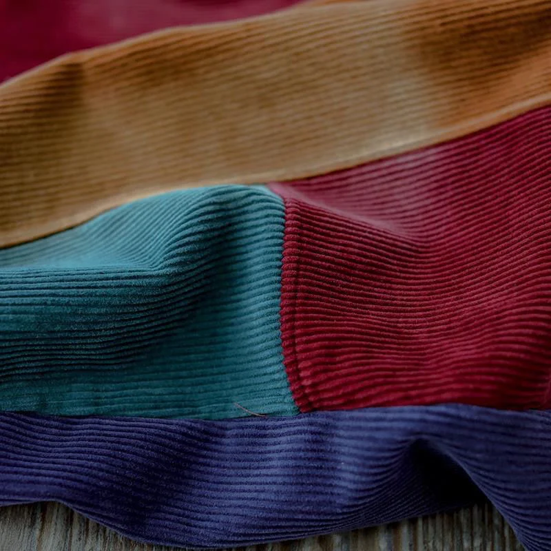 Vintage šarene pantalone sa barsunom i somotom, udobne i elegantne za svakodnevni stil i opuštene prilike.