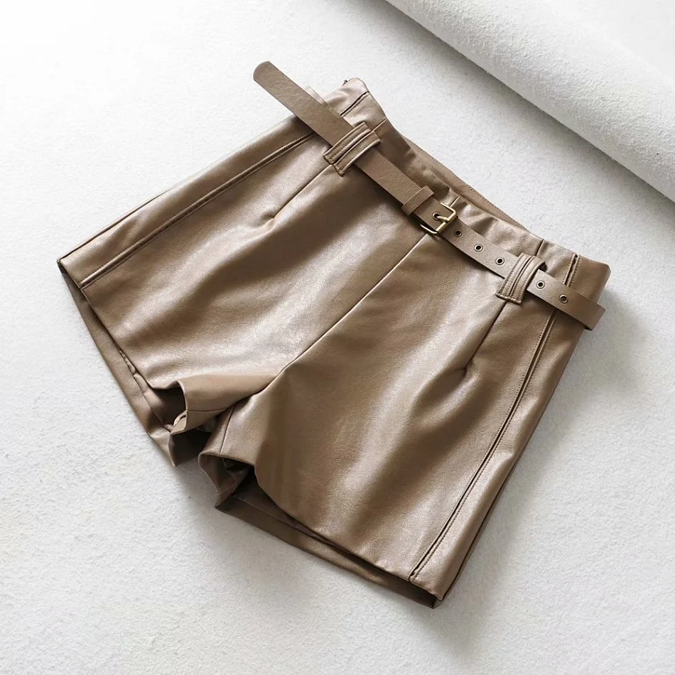 Shorts bud de cuero de cintura alta perfectos para un look moderno. Disfruta de la comodidad y estilo con estos shorts ideales para cualquier ocasión.