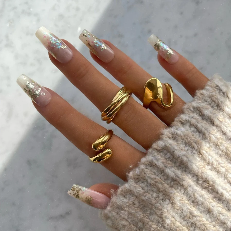 Anillo Nicho Irregular Brillante Dorado Acero Titanio con Diseño Especial, Elegancia Única para Looks Sofisticados.