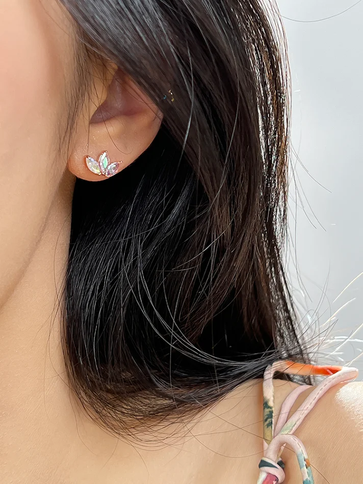 Boucles d'oreilles minimalistes en argent sterling avec zircones colorées, un accessoire discret et élégant pour tous les jours.