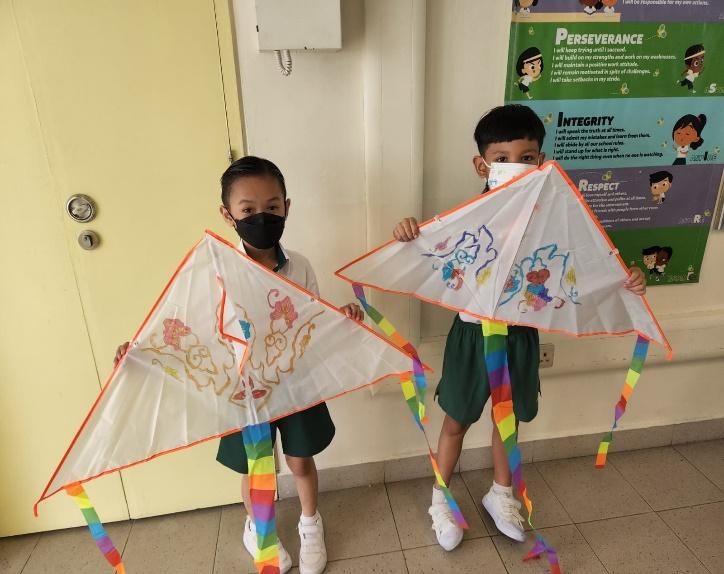 A couple of kids holding kites
Description automatically generated with low confidence