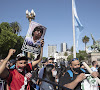 Medewerker van begrafenisondernemer poseert met duimpje omhoog naast lichaam van Maradona