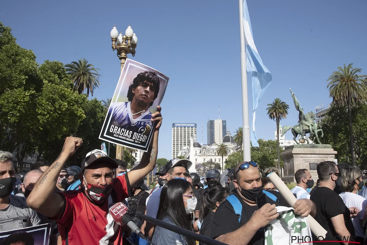 📷 Schaamteloos! Medewerker van begrafenisondernemer poseert met duimpje omhoog naast lichaam van Maradona