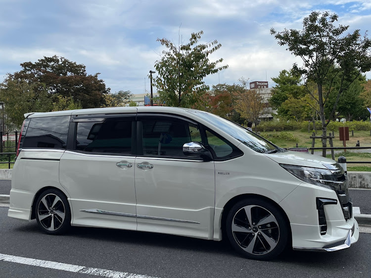 ノアの車種名エンブレムは有り派・モデリスタ エンブレム・過去を語る・過去車は・車種名エンブレムは無し派に関するカスタム事例の投稿画像2枚目