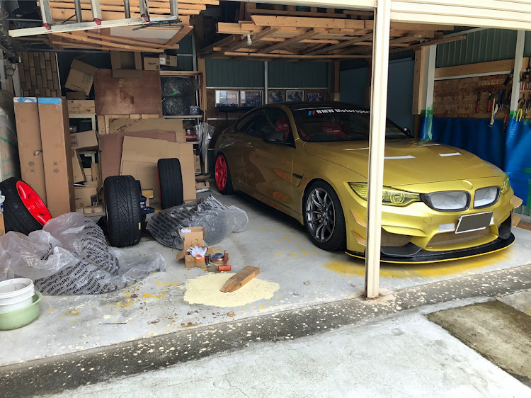 M4 クーペのガレージで寝て待つ姿・今後の変化は・散らかるガレージでのM4・タイヤの詳細にも拘り選択中に関するカスタム事例の投稿画像1枚目