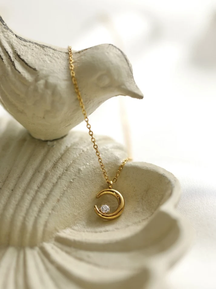 Eenvoudige titanium stalen ketting met 18K goud plating, niet-vervagend, voor langdurige glans, stijlvol uiterlijk en duurzame elegantie.