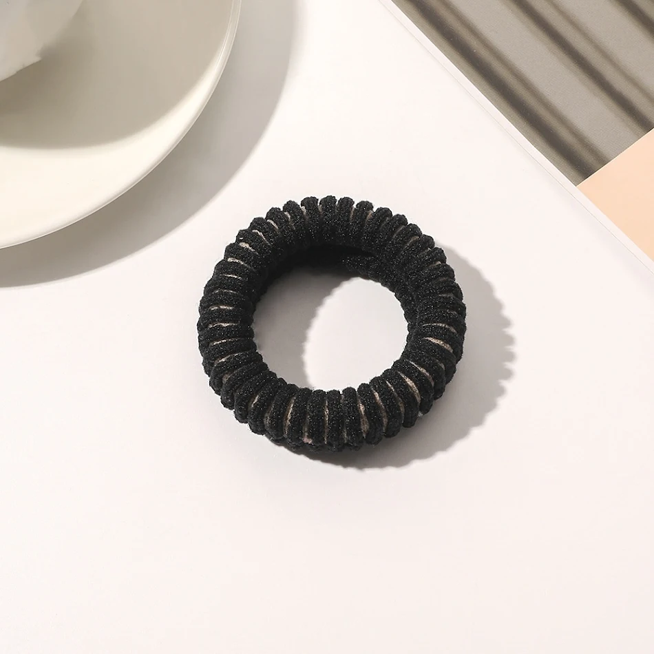 Anneau de cheveux simple avec bande en caoutchouc rugueux pour serviette. Idéal pour maintenir les cheveux en place de manière sûre et confortable après la douche.