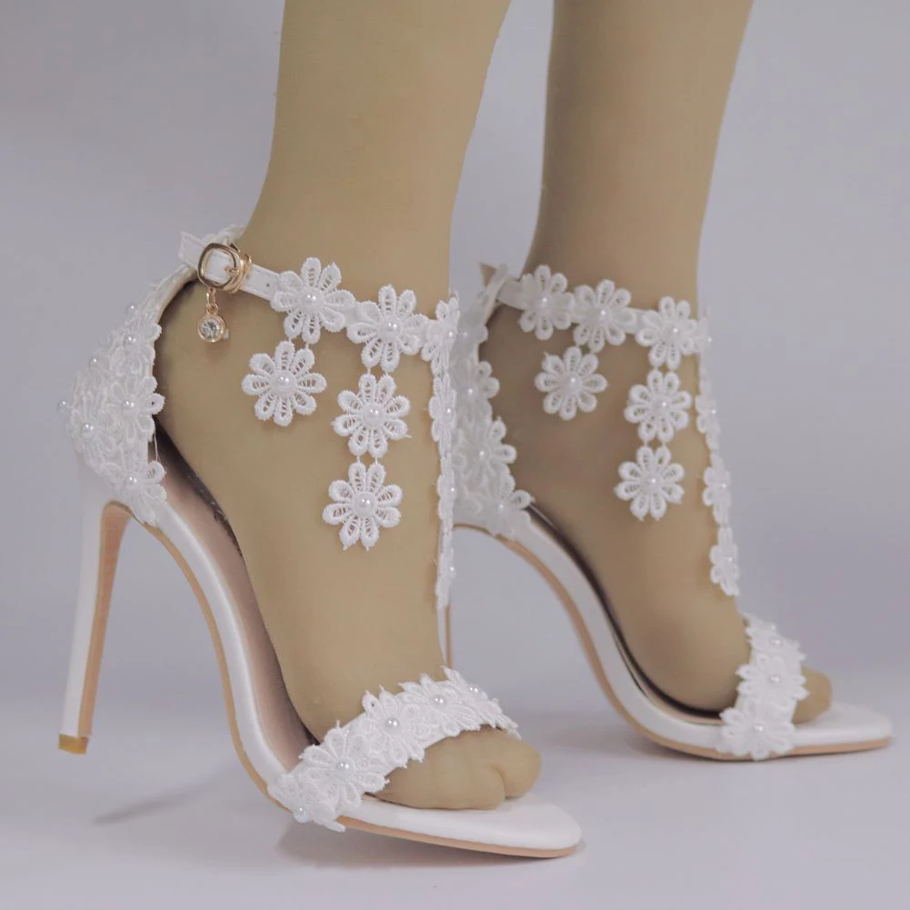 Title 2, Sandales à pompons blancs et boucle avec inscri...