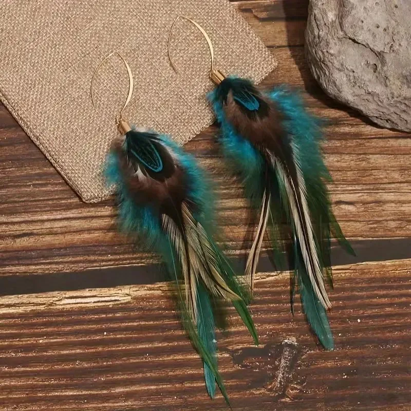 Boucles d'oreilles ethniques longues en plumes rétro, accessoire de mode bohème pour un look original et plein de charme.
