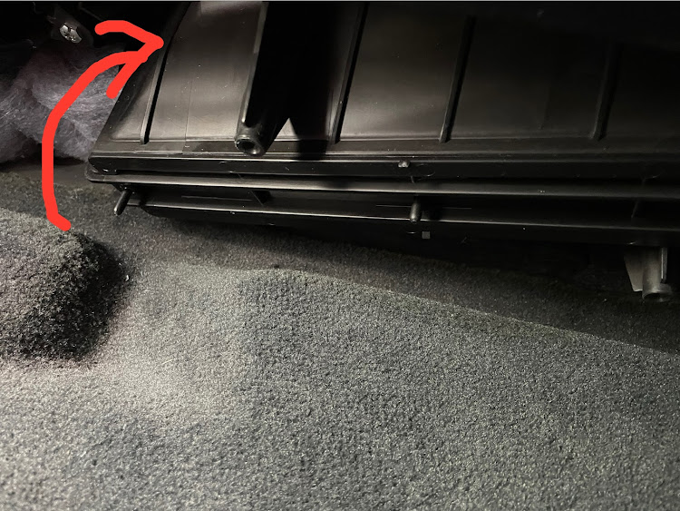 A6 アバントのキャビンフィルター交換・エアコンフィルター交換・DIY・4GCYPS・Audi A6 Avantに関するカスタム事例の投稿画像4枚目