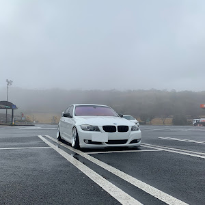 320i