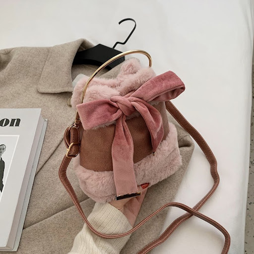 Title 4, One-shoulder hairy bucket bag, stylish and prac...
