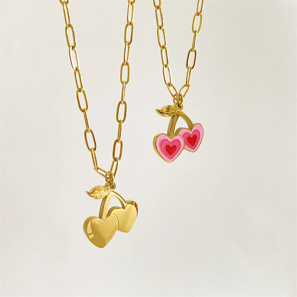 Collier pendentif Summer Cherry Girl, parfait pour l'été. Design cerise charmant et élégant, idéal pour les filles et les jeunes femmes.