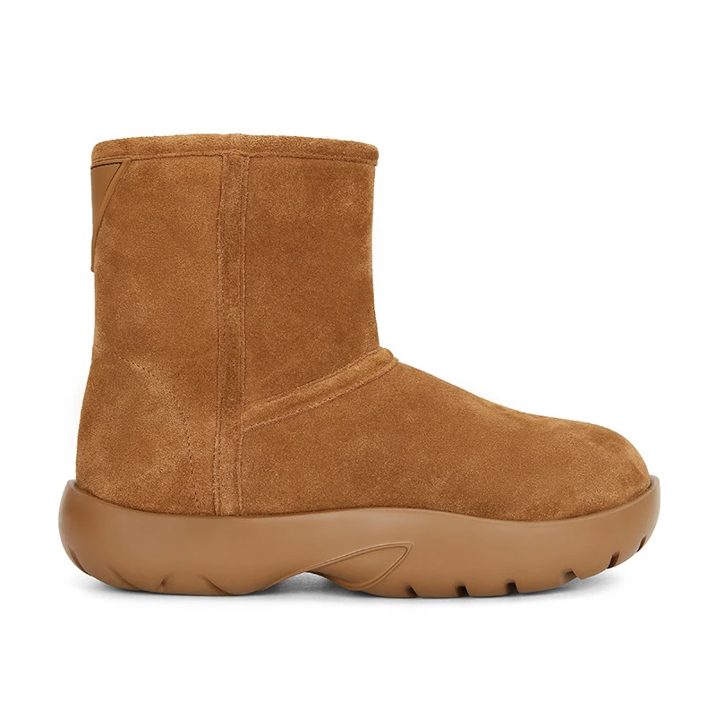 Bottines de neige plateforme femme en cuir véritable avec doublure polaire, pour des pieds chauds et stylés en hiver. Confort et protection.
