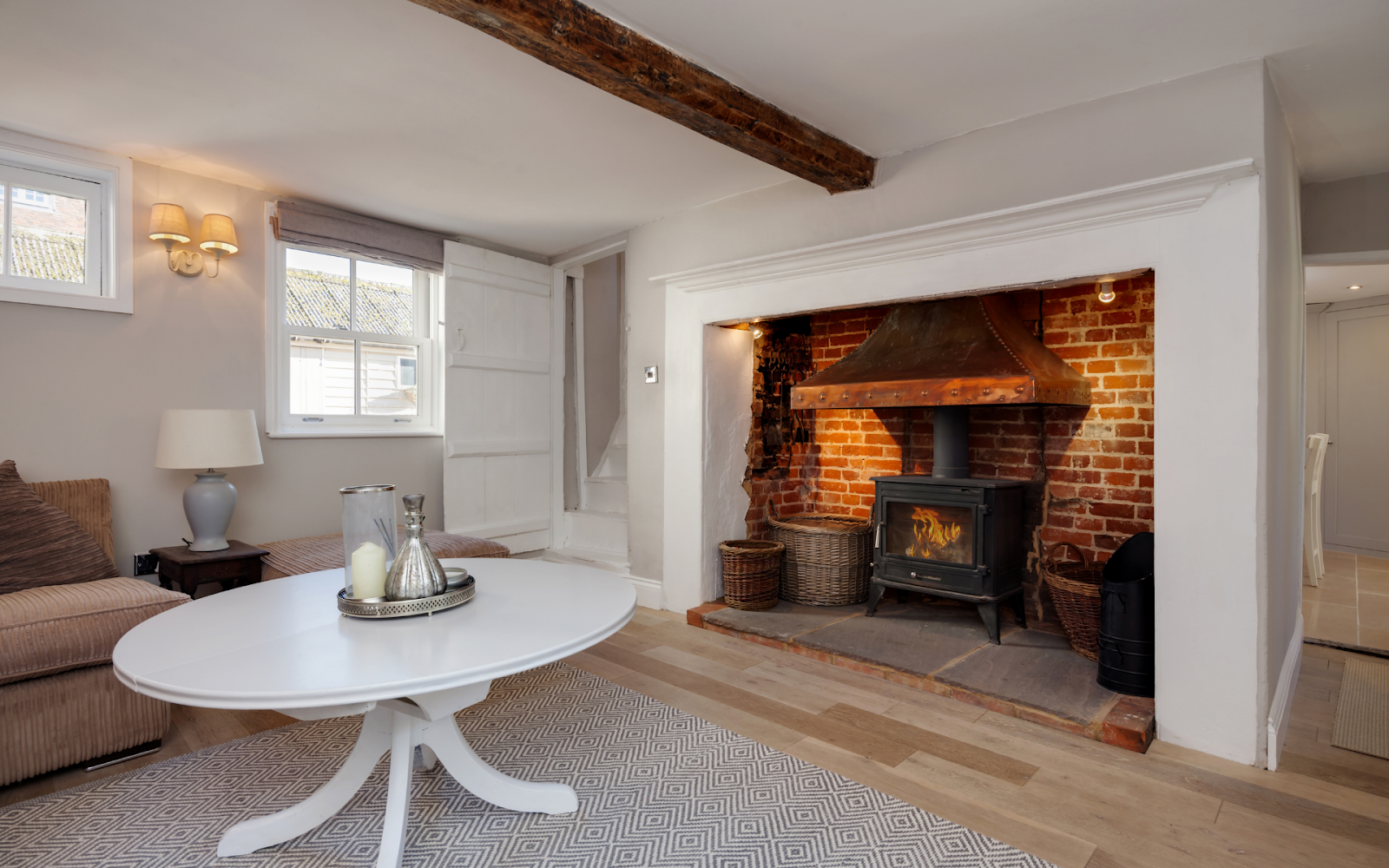 A living room with a fireplace

Description automatically generated