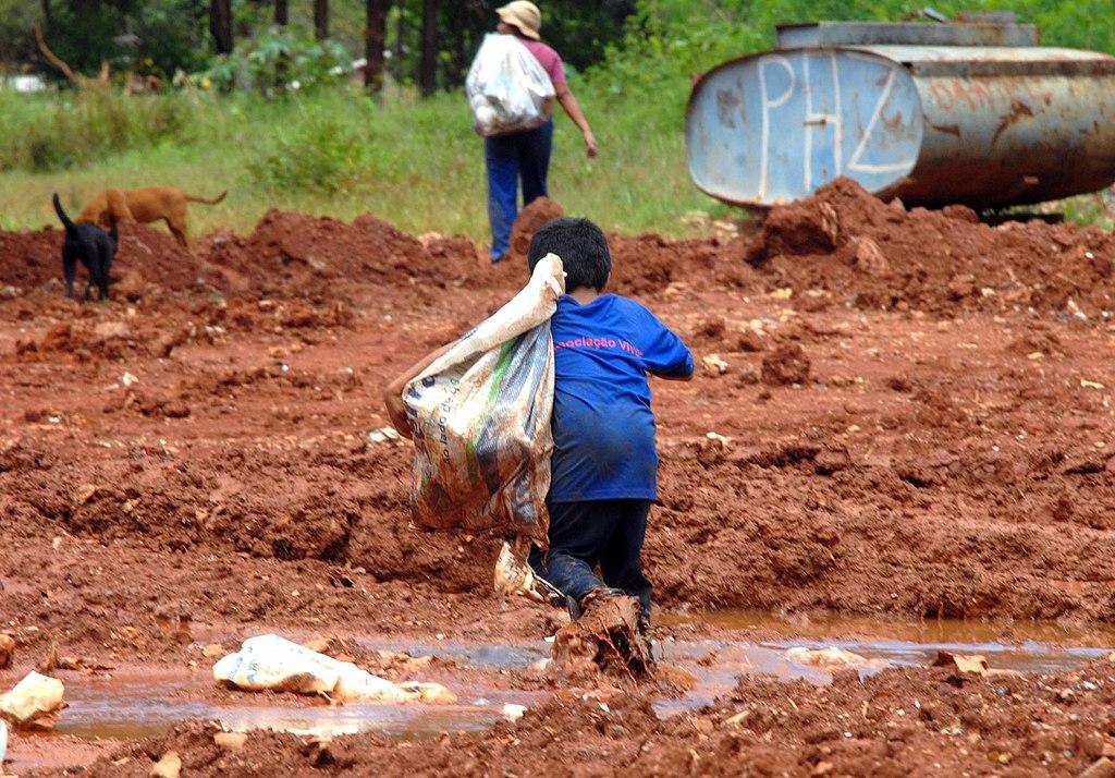 Trabalho infantil: Criança saindo do Lixão da Cidade Estrutural, DF-BR/ Marcello Casal Jr./Agência Brasil