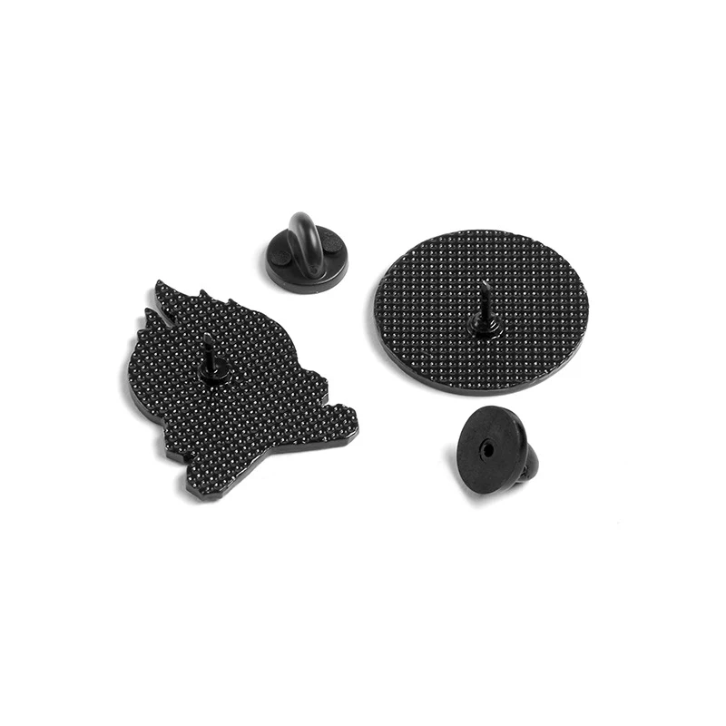 Broche de acampamento com lanterna para suas aventuras. Leve e durável, ideal para trilhas, camping e atividades ao ar livre.