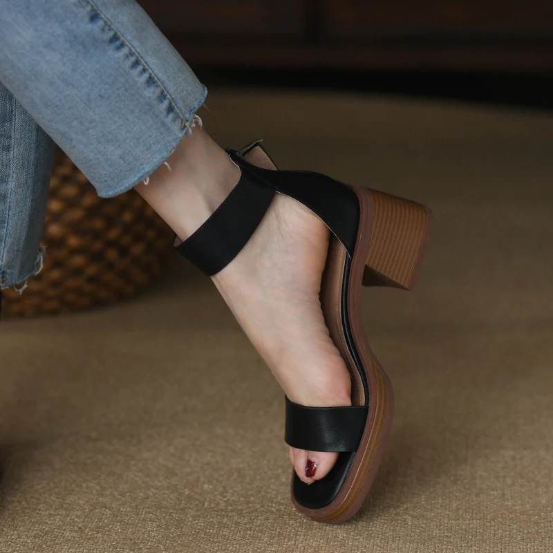 British Style Retro Strap Sandals with Chunky Heel offer a comfortable and stylish vintage look, perfect for everyday we