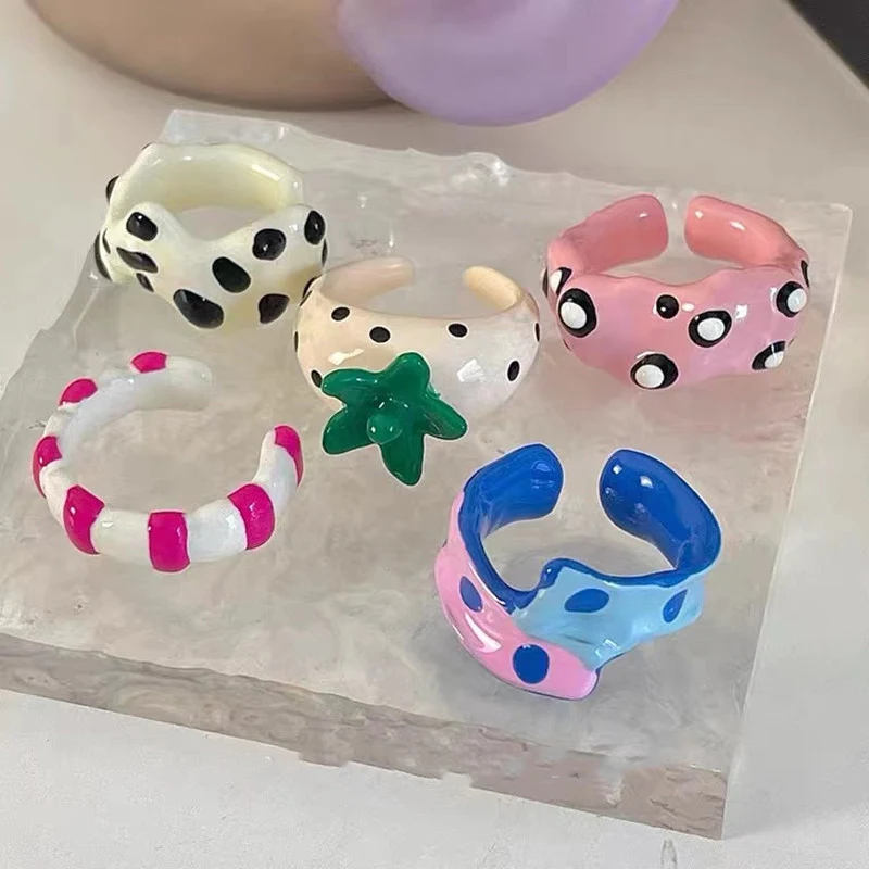 Bague artisanale avec gouttes d'huile, motif géométrique irrégulier et pois colorés, idéale pour assortir les couleurs et accessoiriser