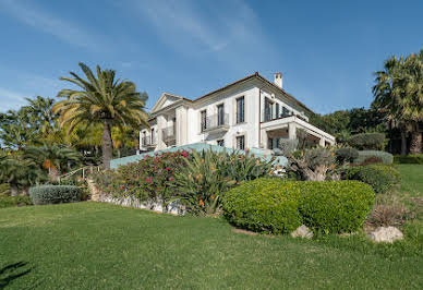 Seaside villa with pool and garden 4