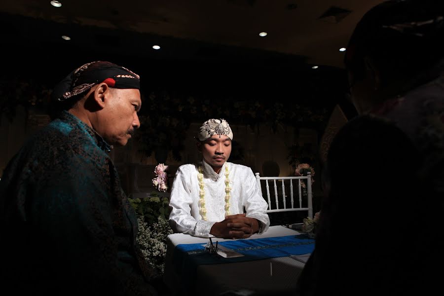 Fotógrafo de casamento Adhi Superpanda (adhi). Foto de 2 de outubro 2017