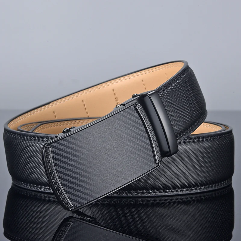 Cinto de conforto masculino de duas camadas de couro de vaca com fivela click. Ajuste perfeito e conforto superior. Design elegante e durável.