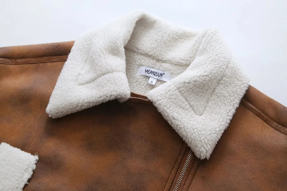 Dames jas met revers, los, kort, suède, contrastkleur, zakken, zijrits, lamswol lange mouwen. Comfortabele en stijlvolle jas.