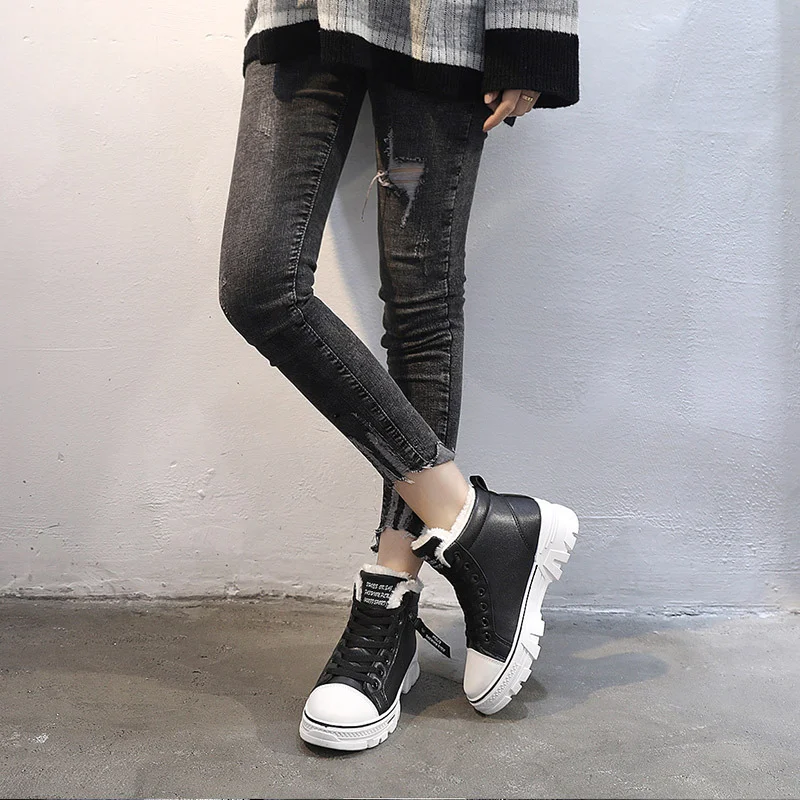 Warm high-top leather winter shoes with two cotton layers, offering excellent protection and comfort in cold weather.