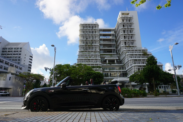 ミニジョンクーパーワークスのオープンカーのある生活・新型コロナに負けない・那覇市内の建物・泡盛コーヒーに関するカスタム事例の投稿画像3枚目